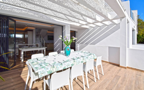 Indoor and outdoor dining facilities